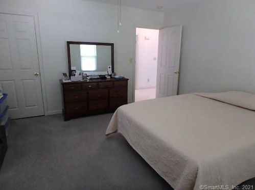 47 Maple St, Manchester CT 06040-5527 exterior