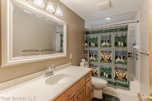 1300 Grandview Dr, Rochester MI 48306-4038 exterior