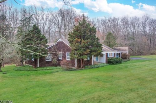 12 Schoolhouse Ln, Morristown NJ 07960-3323 exterior