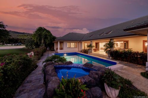 943 Waiholo St, Honolulu, HI 96821-1225