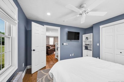 360 Taylor Rd, Enfield CT 06082-4042 exterior