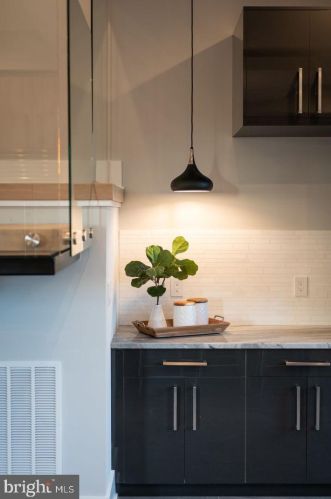 722 Broad St, Philadelphia PA 19146-3119 exterior