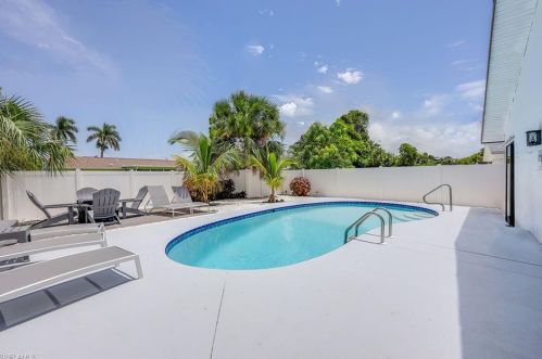 827 102 Ave, Naples FL 34108-3214 exterior