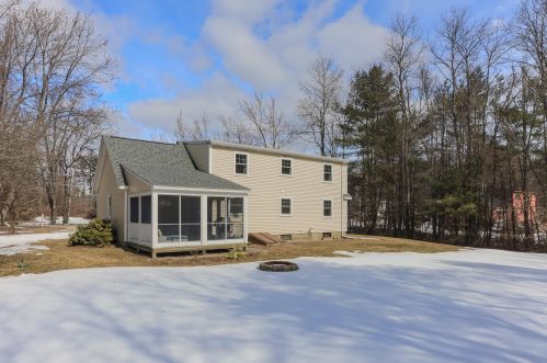 2 Edgewood Dr, Concord, NH 03304-4423
