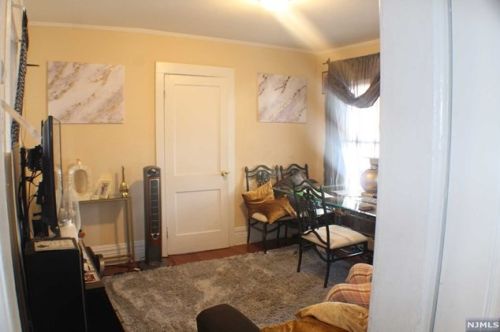 22 Forest Ave, Teaneck NJ 07666-5752 exterior