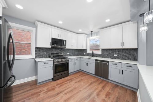 8247 Oglesby Ave, Chicago IL  60617-1927 exterior