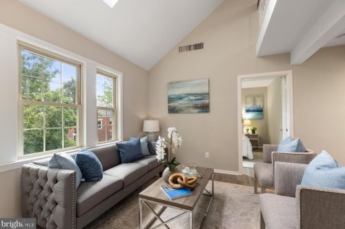 519 Bashford Ln, Alexandria, VA 22314-1133