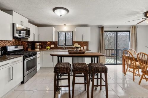 125 Cliffside Dr, Manchester, CT 06042-3474