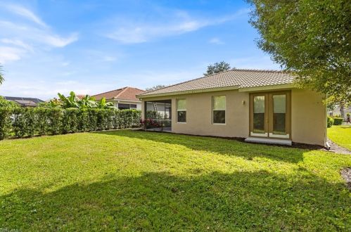 8260 Laurel Lk Blvd, Naples FL 34119-9797 exterior