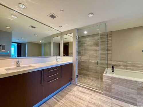 1555 Kapiolani Blvd, Honolulu HI 96814-4553 exterior