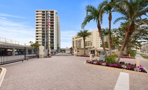 10951 Gulf Shore Dr, Naples FL 34108-1744 exterior