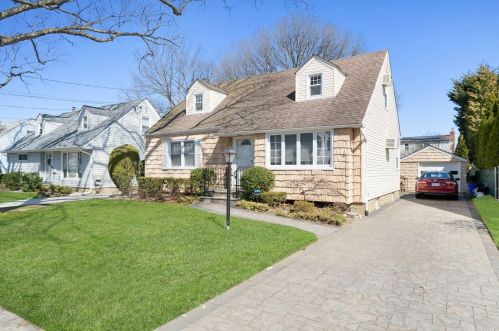 99 Fenimore St, Valley Stream, NY 11580-3435