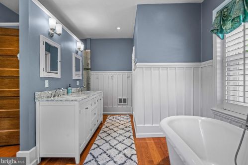 102 Chestnut Hill Ave, Philadelphia PA 19118-2715 exterior