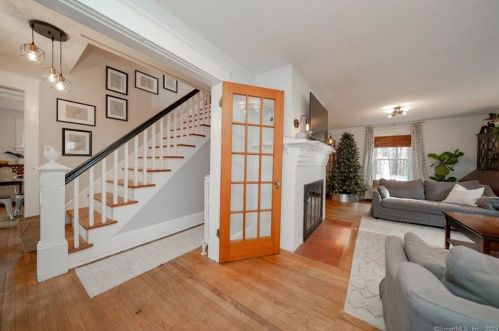 6 Harris St, Enfield CT 06082 exterior