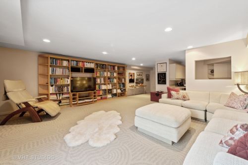 1335 Sandburg Ter, Chicago IL 60610-1507 exterior