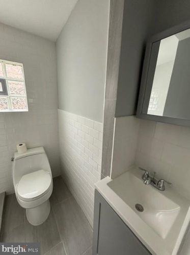 5937 Leithgow St, Philadelphia PA 19123-2127 exterior