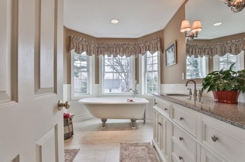 8 Oakmont Dr, Concord NH 03301-6916 exterior