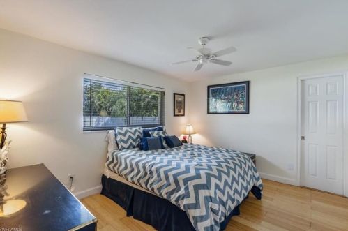 160 Madison Dr, Naples FL 34110-1323 exterior