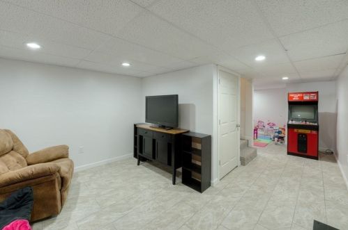 9 Quaker Rd, Worcester MA 01602-2298 exterior