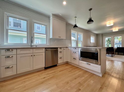 4532 Newhall St, Milwaukee WI 53211-1527 exterior