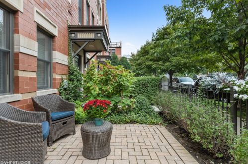 638 Oak St, Chicago IL  60610-7298 exterior