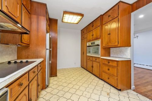 1081 Chestnut St, Valley Stream NY  11580-2157 exterior