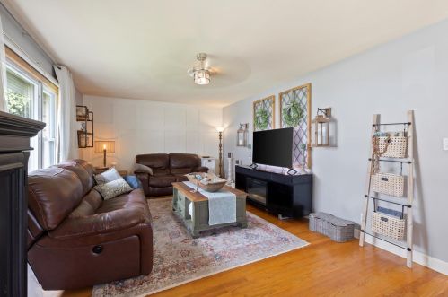 3840 86th St, Milwaukee, WI 53222-2832