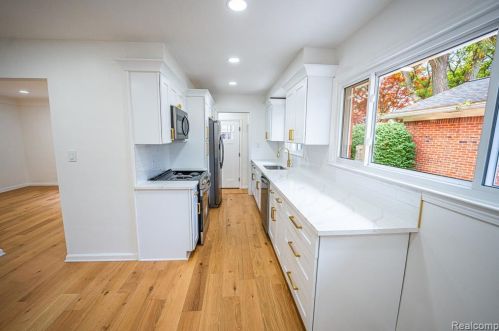 8451 Nightingale St, Dearborn Heights MI  48127-1203 exterior