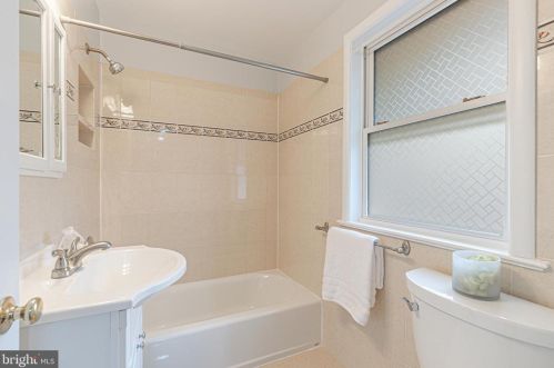 5837 Biscayne Dr, Alexandria VA  22303-1925 exterior