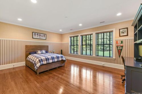 33 Sarles St, Armonk NY 10504-1229 exterior