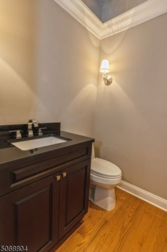 10 Baxter Ln, Town Center NJ 07052-1429 exterior