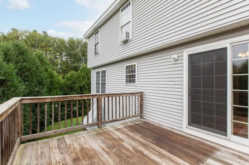 4 Devinne Dr, Concord NH 03301-5900 exterior