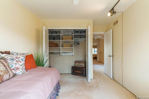 1249 Oakwood Ct, Rochester MI 48307-2539 exterior