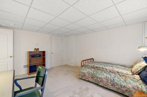 1342 Alameda Blvd, Troy MI 48085-6739 exterior