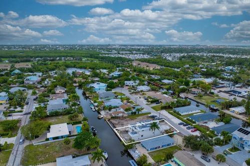 2800 Shoreview Dr, Naples FL 34112-5813 exterior