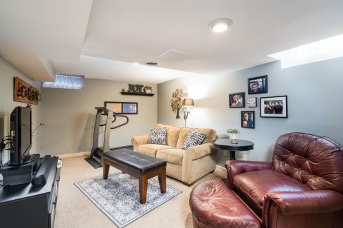 906 Mdw Pl, Milwaukee WI 53217-5737 exterior