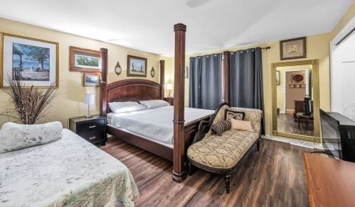 63 Glenmore St, Springfield MA 01129-1064 exterior