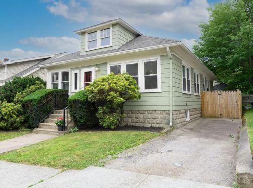 69 11th St, Providence, RI 02906-2911