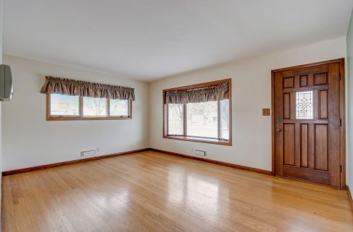 7501 Honey Crk Dr, Milwaukee WI 53221-4062 exterior