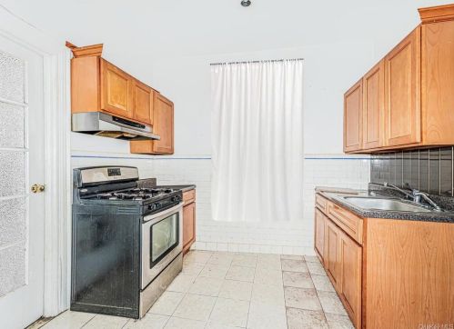 1855 Gleason Ave, Bronx NY 10472-5129 exterior