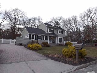 1 Leslie Ln, Yaphank, NY 11980-9610