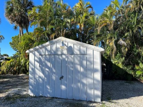 1392 Henderson Crk Dr, Naples FL 34114-8734 exterior