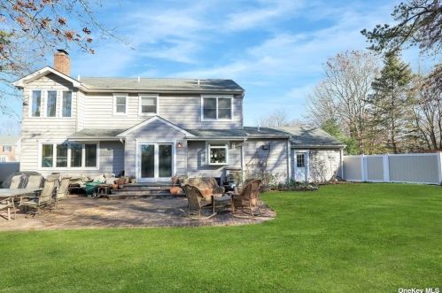 30 Buckingham Ln, Bohemia NY 11716-3979 exterior