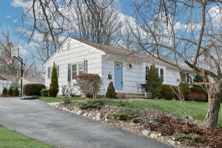 22 Banta Ct, Mahwah, NJ 07430-1208