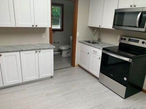 11 Colonial Dr, North Haven CT 06473-1238 exterior