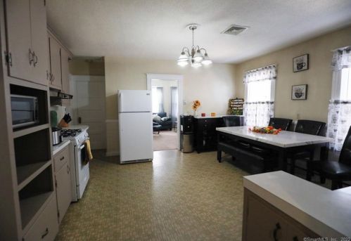 323 Oak St, New Britain CT 06051-1213 exterior