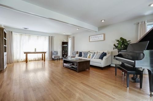 69 Kendrick Ln, Huntington Station NY 11746-7829 exterior