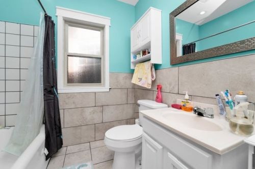 6030 California, Chicago IL 60659-3915 exterior