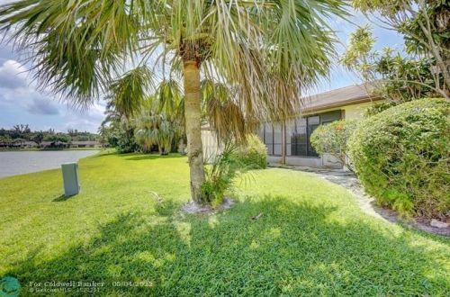 3 Mayfair Ln, Boynton Beach FL 33426-7717 exterior