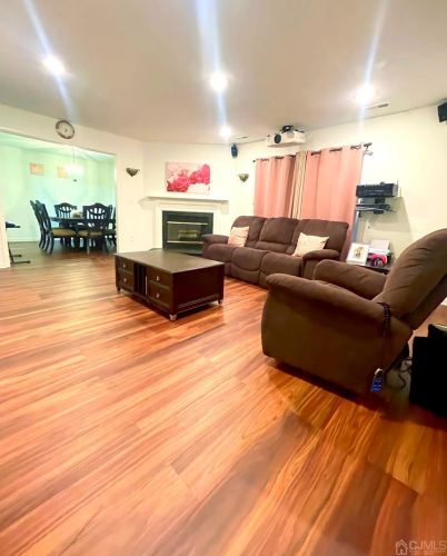 91 Heather Ct, Edison NJ  08820-1067 exterior